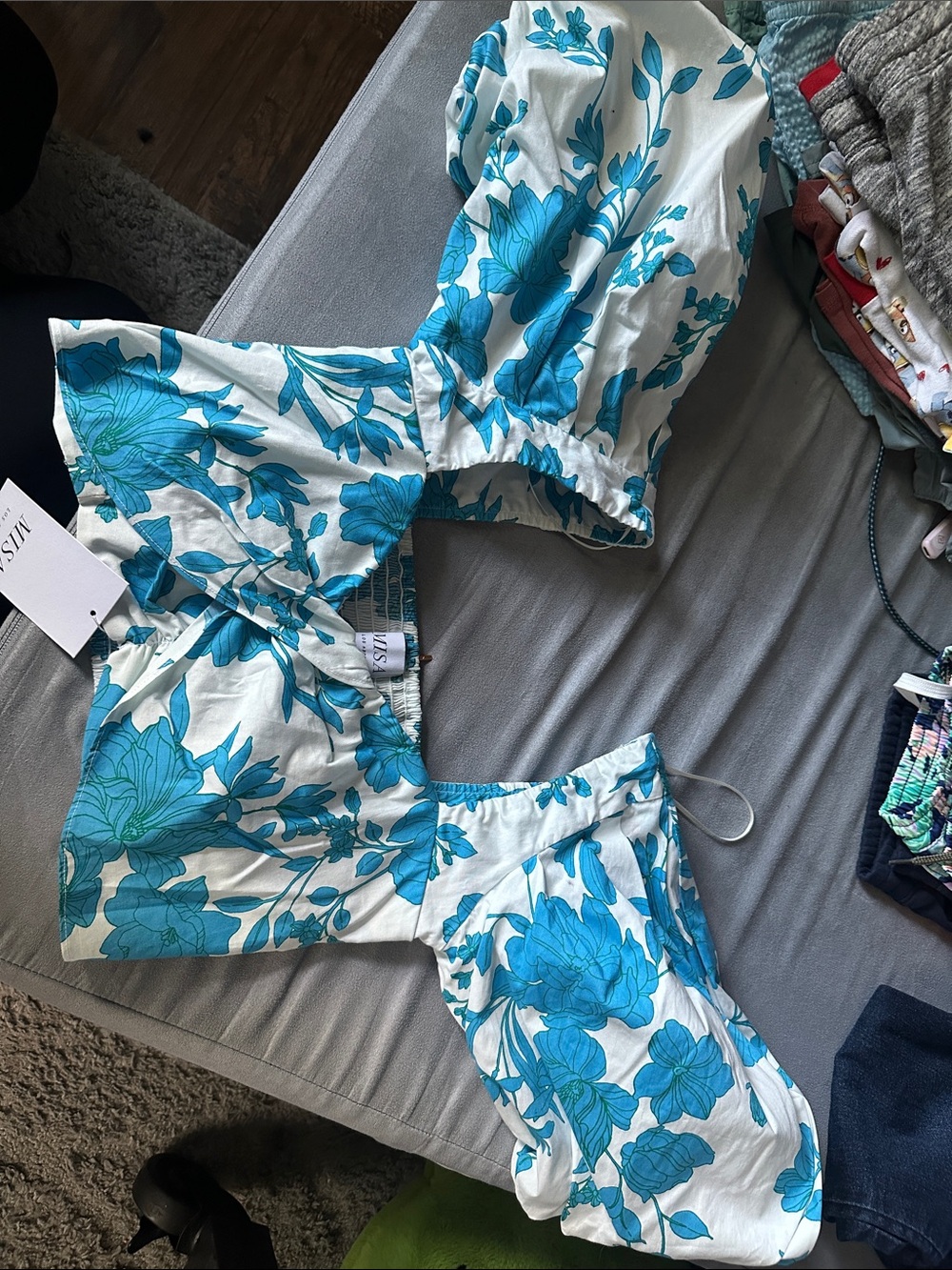 Misa Los Angeles Women’s Cropped White and Teal Floral Top